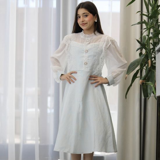 صورة فستان بناتي سماوي بنقوش وكلفة بيضاء وأكمام شفافة | ألوان (سماوي، كريمي) - kj2101